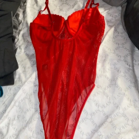 Red sexy lace lingerie - Picture 2 of 2